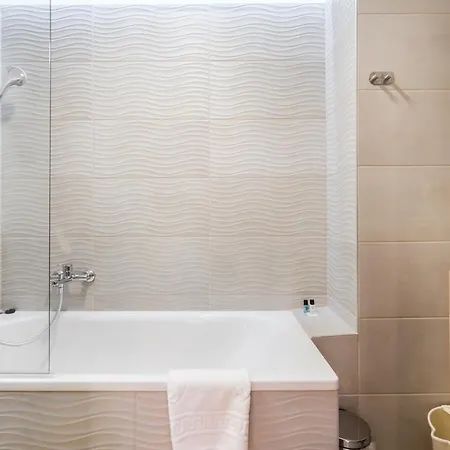 Bpr Garay With Rooftop Terrace & A/c *