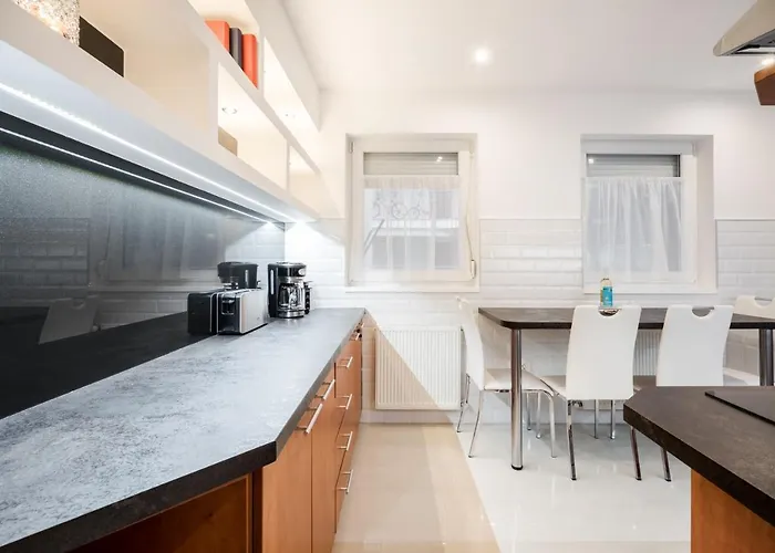 Bpr Garay With Rooftop Terrace & A/c