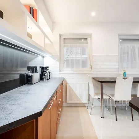 Bpr Garay With Rooftop Terrace & A/c